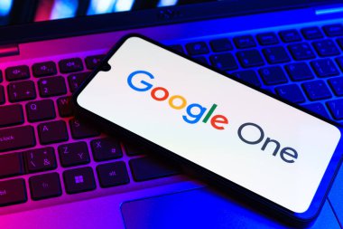 Prag, Çek Cumhuriyeti - 09 02 2025: Renkli ışık tarafından yakılan dizüstü bilgisayardaki telefon Google One logosunu gösteriyor. Google 1 bulut depolama ve abonelik hizmetleri için bir platformdur.
