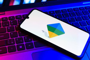 Prag, Çek Cumhuriyeti - 09 02 2025: Laptop klavyesindeki telefon renkli ışıklarla aydınlatılmış Google Family Link logosunu gösteriyor. Google Family Link ebeveyn denetimi ve çocuk hesabı yönetimi için bir platformdur.