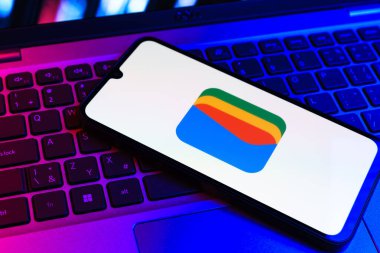 Prag, Çek Cumhuriyeti - 09 02 2025: Laptop klavyesindeki telefon renkli ışık göstergesi Google Cüzdan logosunu gösteriyor. Google Cüzdanı dijital ödeme yöntemlerini depolamak ve kullanmak için bir platformdur.