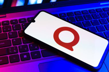 Prag, Çek Cumhuriyeti - 09 02 2025: Renkli ışık tarafından yakılan dizüstü bilgisayardaki telefon Quora logosunu gösteriyor. Quora soru sormak ve bilgi paylaşmak için bir platformdur..