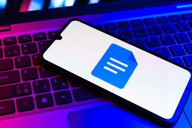 Prag, Çek Cumhuriyeti - 09 02 2025: Laptop klavyesindeki telefon renkli ışık göstergesi Google Docs logosunu gösteriyor. Google Docs metin belgeleri oluşturmak ve düzenlemek için bir platformdur.