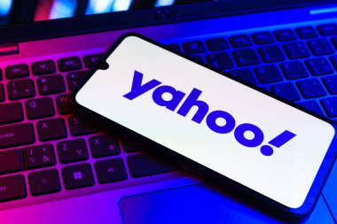 Prag, Çek Cumhuriyeti - 09 02 2025: Laptop klavyesindeki telefon renkli ışık Yahoo logosunu gösteriyor. Yahoo haber, e-posta ve internet hizmetleri için bir platformdur..