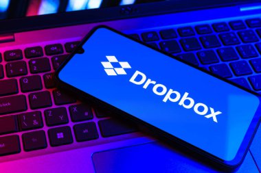 Prag, Çek Cumhuriyeti - 09 02 2025: Telefonun klavyesi renkli ışık gösteren Dropbox logosuyla aydınlatıldı. Dropbox bulut depolama ve dosya paylaşımı için bir platformdur.