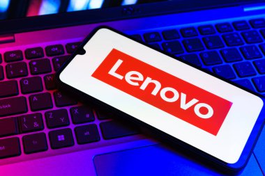 Prag, Çek Cumhuriyeti - 09 02 2025: Renkli ışıklarla aydınlatılmış dizüstü bilgisayardaki telefon Lenovo logosunu gösteriyor. Lenovo bilgisayar ve elektronik üreten bir teknoloji şirketidir..