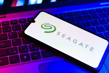 Prag, Çek Cumhuriyeti - 09 02 2025: Renkli ışık gösterileri Seagate logosunun yaktığı dizüstü bilgisayardaki telefon. Seagate sabit disk ve depolama çözümleri üreten bir şirkettir..