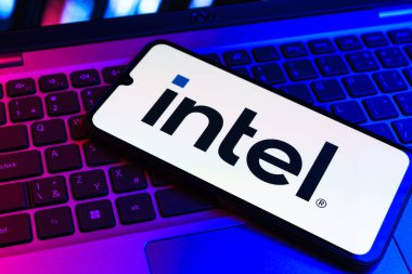 Prag, Çek Cumhuriyeti - 09 02 2025: Telefonun klavyesinde renkli ışık logosu var. Intel işlemci ve bilgisayar donanımı üreten bir teknoloji şirketidir..