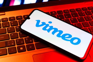 Prag, Çek Cumhuriyeti - 09 02 2025: Telefondaki klavye renkli ışık Vimeo logosunu gösteriyor. Vimeo, yüksek kaliteli video sunucu ve paylaşımı için bir platformdur.