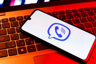Prag, Çek Cumhuriyeti - 09 02 2025: Telefonun klavyesinde renkli ışık Viber logosu var. Viber aramalar, mesajlar ve medya paylaşımı için bir mesajlaşma uygulamasıdır.
