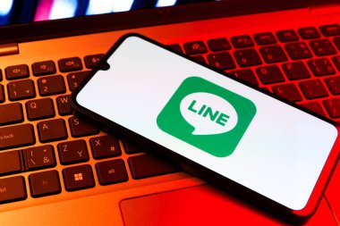 Prag, Çek Cumhuriyeti - 09 02 2025: Telefonun klavyesinde renkli ışık çizgisi logosu var. Line aramalar, mesajlar ve çokluortam paylaşımı için bir mesajlaşma uygulamasıdır.