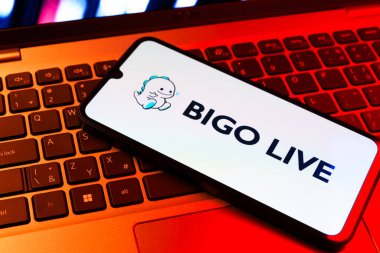 Prag, Çek Cumhuriyeti - 09 02 2025: Telefonun klavyesi renkli ışıklarla aydınlatılmış Bigo Live logosu gösteriyor. Bigo Live canlı yayın ve sosyal etkileşim için bir platformdur.