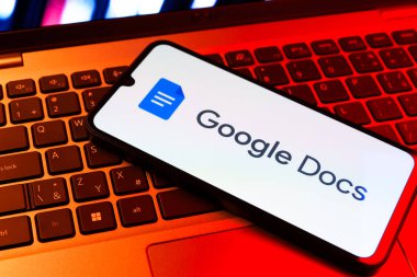 Prag, Çek Cumhuriyeti - 09 02 2025: Laptop klavyesindeki telefon renkli ışık göstergesi Google Docs logosunu gösteriyor. Google Docs metin belgeleri oluşturmak ve düzenlemek için bir platformdur.