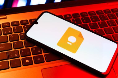 Prag, Çek Cumhuriyeti - 09 02 2025: Telefonun klavyesi renkli ışık gösterileri Google Keep logosuyla aydınlatıldı. Google Keep notlar, listeler ve hatırlatıcılar için bir platformdur.