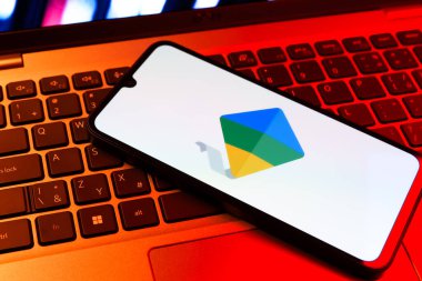 Prag, Çek Cumhuriyeti - 09 02 2025: Laptop klavyesindeki telefon renkli ışıklarla aydınlatılmış Google Family Link logosunu gösteriyor. Google Family Link ebeveyn denetimi ve çocuk hesabı yönetimi için bir platformdur.