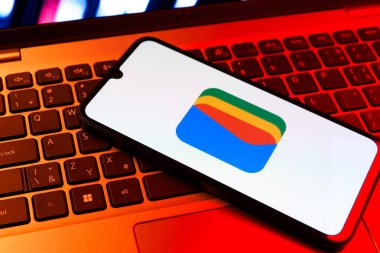Prag, Çek Cumhuriyeti - 09 02 2025: Laptop klavyesindeki telefon renkli ışık göstergesi Google Cüzdan logosunu gösteriyor. Google Cüzdanı dijital ödeme yöntemlerini depolamak ve kullanmak için bir platformdur.