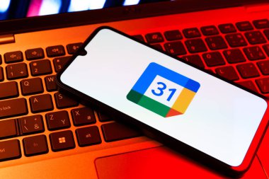 Prag, Çek Cumhuriyeti - 09 02 2025: Laptop klavyesindeki telefon renkli ışıkla aydınlatılmış Google Takvim logosunu gösteriyor. Google Takvimi olayları zamanlamak ve yönetmek için bir platformdur.