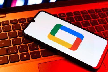 Prag, Çek Cumhuriyeti - 09 02 2025: Laptop klavyesindeki telefon renkli ışık gösterileri Google TV logosunu gösteriyor. Google TV film, program ve uygulamalar için bir platformdur..