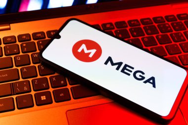 Prag, Çek Cumhuriyeti - 09 02 2025: Telefonun klavyesinde renkli ışık gösteren Mega logolar var. Mega şifreli dosya paylaşımı ile bulut depolama platformu.