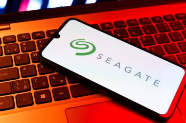 Prag, Çek Cumhuriyeti - 09 02 2025: Renkli ışık gösterileri Seagate logosunun yaktığı dizüstü bilgisayardaki telefon. Seagate sabit disk ve depolama çözümleri üreten bir şirkettir..