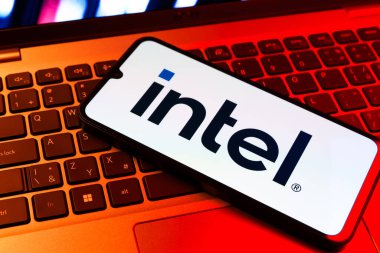 Prag, Çek Cumhuriyeti - 09 02 2025: Telefonun klavyesinde renkli ışık logosu var. Intel işlemci ve bilgisayar donanımı üreten bir teknoloji şirketidir..