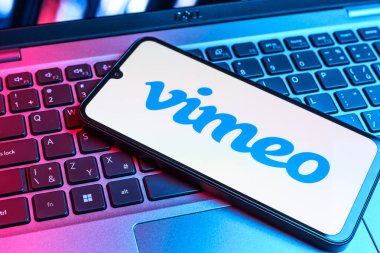 Prag, Çek Cumhuriyeti - 09 02 2025: Telefondaki klavye renkli ışık Vimeo logosunu gösteriyor. Vimeo, yüksek kaliteli video sunucu ve paylaşımı için bir platformdur.