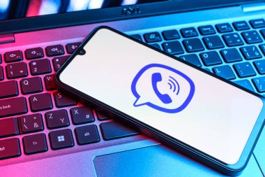 Prag, Çek Cumhuriyeti - 09 02 2025: Telefonun klavyesinde renkli ışık Viber logosu var. Viber aramalar, mesajlar ve medya paylaşımı için bir mesajlaşma uygulamasıdır.