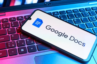 Prag, Çek Cumhuriyeti - 09 02 2025: Laptop klavyesindeki telefon renkli ışık göstergesi Google Docs logosunu gösteriyor. Google Docs metin belgeleri oluşturmak ve düzenlemek için bir platformdur.