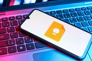 Prag, Çek Cumhuriyeti - 09 02 2025: Telefonun klavyesi renkli ışık gösterileri Google Keep logosuyla aydınlatıldı. Google Keep notlar, listeler ve hatırlatıcılar için bir platformdur.
