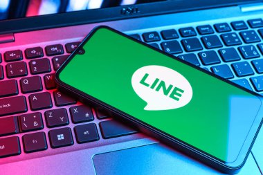 Prag, Çek Cumhuriyeti - 09 02 2025: Telefonun klavyesinde renkli ışık çizgisi logosu var. Line aramalar, mesajlar ve çokluortam paylaşımı için bir mesajlaşma uygulamasıdır.