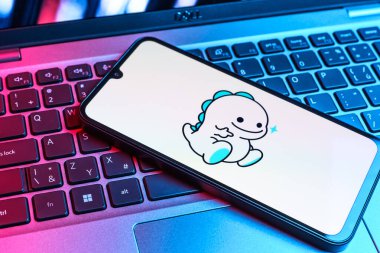 Prag, Çek Cumhuriyeti - 09 02 2025: Telefonun klavyesi renkli ışıklarla aydınlatılmış Bigo Live logosu gösteriyor. Bigo Live canlı yayın ve sosyal etkileşim için bir platformdur.