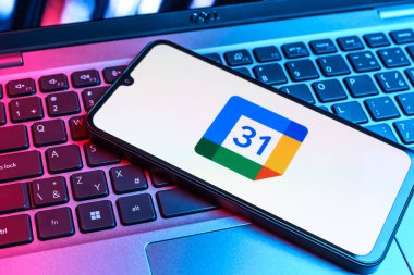 Prag, Çek Cumhuriyeti - 09 02 2025: Laptop klavyesindeki telefon renkli ışıkla aydınlatılmış Google Takvim logosunu gösteriyor. Google Takvimi olayları zamanlamak ve yönetmek için bir platformdur.