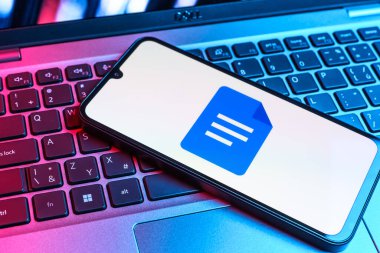 Prag, Çek Cumhuriyeti - 09 02 2025: Laptop klavyesindeki telefon renkli ışık göstergesi Google Docs logosunu gösteriyor. Google Docs metin belgeleri oluşturmak ve düzenlemek için bir platformdur.
