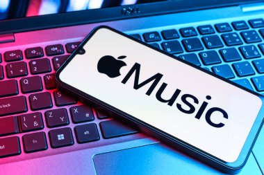 Prag, Çek Cumhuriyeti - 09 02 2025: Renkli ışık tarafından yakılan dizüstü bilgisayardaki telefon Apple Music logosunu gösteriyor. Apple Music müzik için bir platformdur..