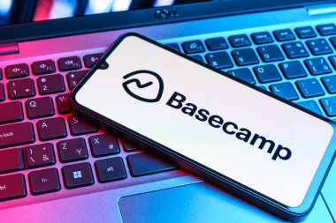 Prag, Çek Cumhuriyeti - 09 02 2025: Telefonun klavyesi renkli ışık göstergeleriyle aydınlanıyor. Temel amfi, takım işbirliği ve proje organizasyonu için bir platformdur..