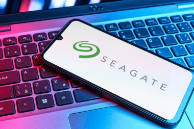 Prag, Çek Cumhuriyeti - 09 02 2025: Renkli ışık gösterileri Seagate logosunun yaktığı dizüstü bilgisayardaki telefon. Seagate sabit disk ve depolama çözümleri üreten bir şirkettir..