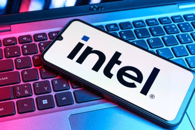 Prag, Çek Cumhuriyeti - 09 02 2025: Telefonun klavyesinde renkli ışık logosu var. Intel işlemci ve bilgisayar donanımı üreten bir teknoloji şirketidir..