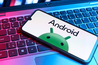 Prag, Çek Cumhuriyeti - 09 02 2025: Renkli ışık tarafından yakılan dizüstü bilgisayardaki telefon Android logosunu gösteriyor. Android akıllı telefonlar ve tabletler için mobil bir işletim sistemidir..