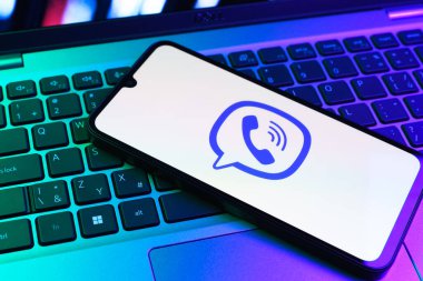 Prag, Çek Cumhuriyeti - 09 02 2025: Telefonun klavyesinde renkli ışık Viber logosu var. Viber aramalar, mesajlar ve medya paylaşımı için bir mesajlaşma uygulamasıdır.