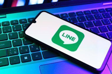 Prag, Çek Cumhuriyeti - 09 02 2025: Telefonun klavyesinde renkli ışık çizgisi logosu var. Line aramalar, mesajlar ve çokluortam paylaşımı için bir mesajlaşma uygulamasıdır.