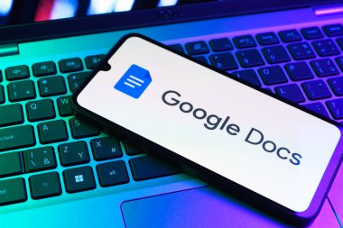 Prag, Çek Cumhuriyeti - 09 02 2025: Laptop klavyesindeki telefon renkli ışık göstergesi Google Docs logosunu gösteriyor. Google Docs metin belgeleri oluşturmak ve düzenlemek için bir platformdur.