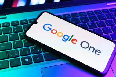 Prag, Çek Cumhuriyeti - 09 02 2025: Renkli ışık tarafından yakılan dizüstü bilgisayardaki telefon Google One logosunu gösteriyor. Google 1 bulut depolama ve abonelik hizmetleri için bir platformdur.