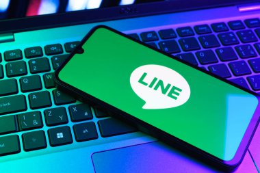 Prag, Çek Cumhuriyeti - 09 02 2025: Telefonun klavyesinde renkli ışık çizgisi logosu var. Line aramalar, mesajlar ve çokluortam paylaşımı için bir mesajlaşma uygulamasıdır.