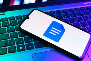 Prag, Çek Cumhuriyeti - 09 02 2025: Laptop klavyesindeki telefon renkli ışık göstergesi Google Docs logosunu gösteriyor. Google Docs metin belgeleri oluşturmak ve düzenlemek için bir platformdur.