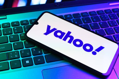 Prag, Çek Cumhuriyeti - 09 02 2025: Laptop klavyesindeki telefon renkli ışık Yahoo logosunu gösteriyor. Yahoo haber, e-posta ve internet hizmetleri için bir platformdur..
