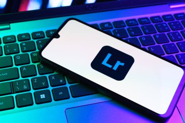 Prag, Çek Cumhuriyeti - 09 02 2025: Renkli ışık logosuyla aydınlatılan dizüstü bilgisayardaki telefon Lightroom logosunu gösteriyor. Lightroom fotoğraf düzenleme ve yönetim için bir yazılımdır..