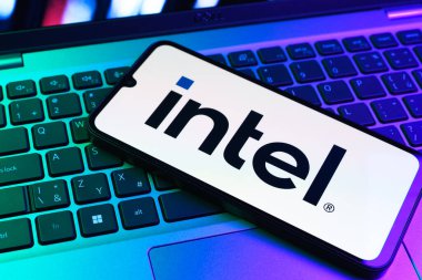 Prag, Çek Cumhuriyeti - 09 02 2025: Telefonun klavyesinde renkli ışık logosu var. Intel işlemci ve bilgisayar donanımı üreten bir teknoloji şirketidir..