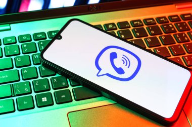 Prag, Çek Cumhuriyeti - 09 02 2025: Telefonun klavyesinde renkli ışık Viber logosu var. Viber aramalar, mesajlar ve medya paylaşımı için bir mesajlaşma uygulamasıdır.