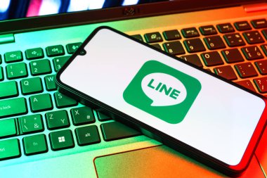 Prag, Çek Cumhuriyeti - 09 02 2025: Telefonun klavyesinde renkli ışık çizgisi logosu var. Line aramalar, mesajlar ve çokluortam paylaşımı için bir mesajlaşma uygulamasıdır.