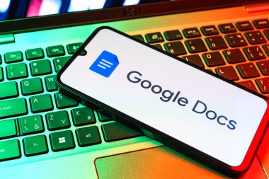 Prag, Çek Cumhuriyeti - 09 02 2025: Laptop klavyesindeki telefon renkli ışık göstergesi Google Docs logosunu gösteriyor. Google Docs metin belgeleri oluşturmak ve düzenlemek için bir platformdur.
