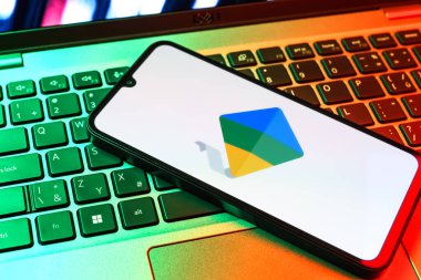 Prag, Çek Cumhuriyeti - 09 02 2025: Laptop klavyesindeki telefon renkli ışıklarla aydınlatılmış Google Family Link logosunu gösteriyor. Google Family Link ebeveyn denetimi ve çocuk hesabı yönetimi için bir platformdur.