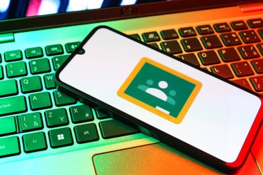 Prag, Çek Cumhuriyeti - 09 02 2025: Laptop klavyesindeki telefon renkli ışık göstergeleri Google Sınıfı logosunu gösteriyor. Google Sınıfı, sınıfları ve eğitim içeriğini yönetmek için bir platformdur.